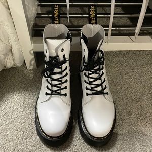 dr. martens jadon platform 8-eye boot